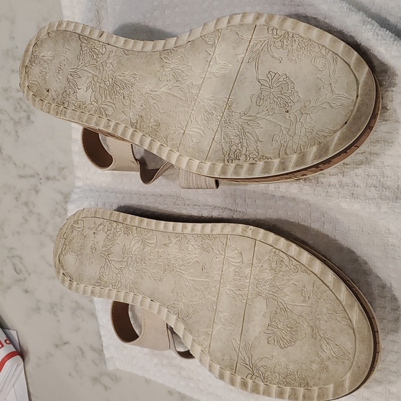 Shoes - Picture 5 of 6